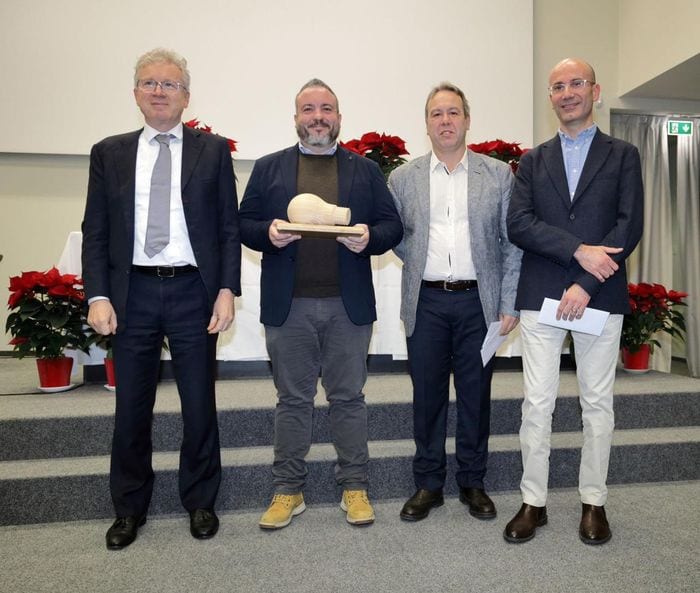 Denis Billi con il trofeo SCM Innovations Award 2025, insieme a tre manager di SCM Group